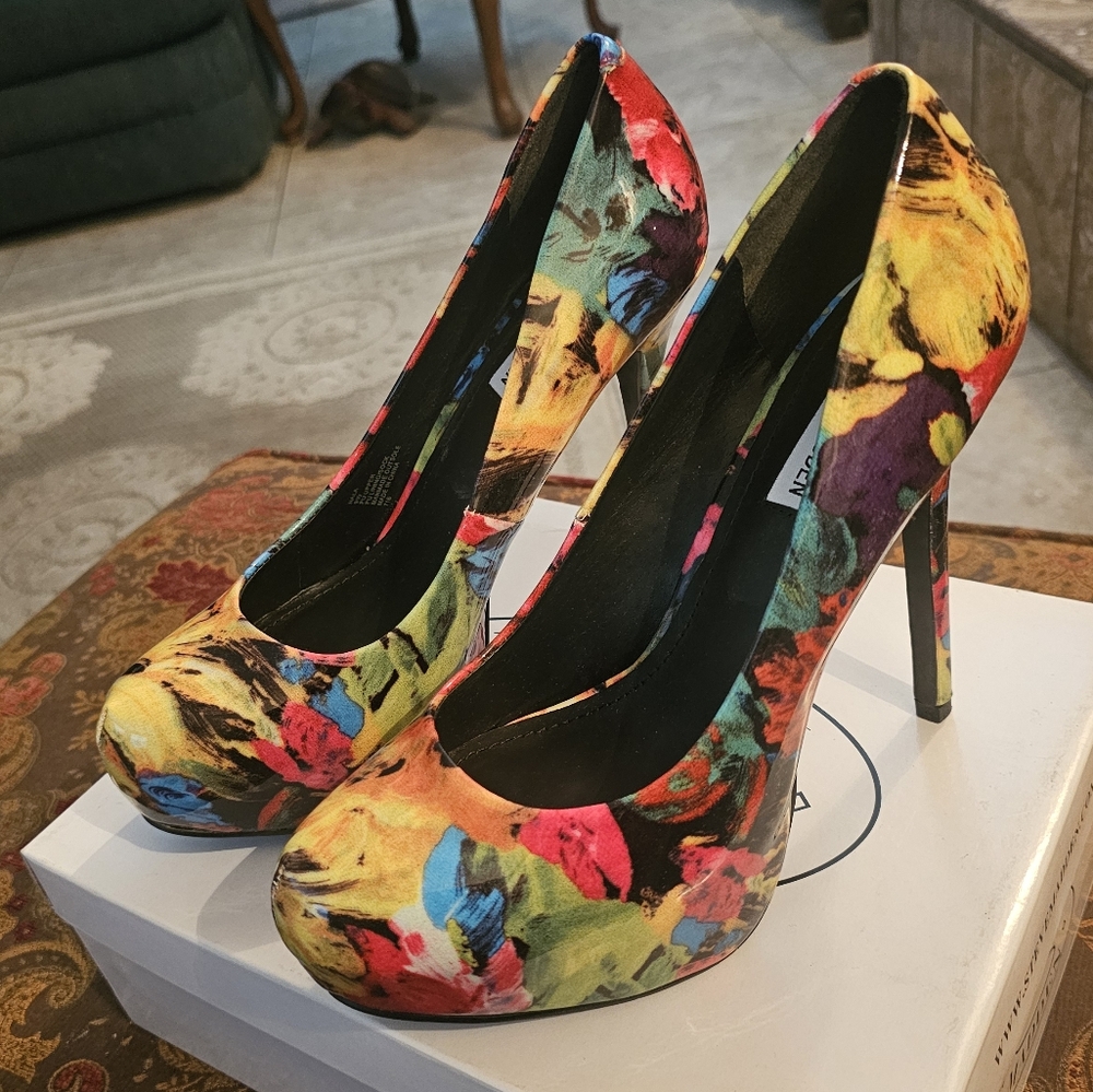 Steve Madden Nala flower print closed toe pumps